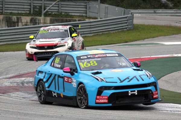 2025 금호 TCR 월드 투어 6라운드 레이스 3에서 접전을 벌이는 얀 엘라셰어(앞)와 에스테반 구에리에리. 사진=전현철 기자.