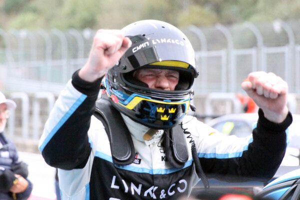 2025 금호 TCR 월드 투어 6라운드 레이스 3에서 우승하고 기뻐하는 테드 비요크. 사진=전현철 기자.