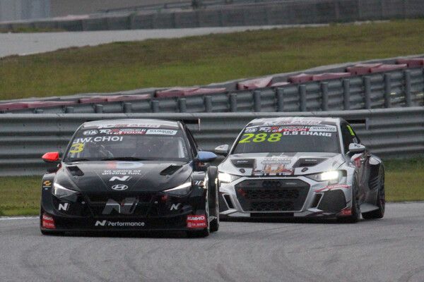 2025 금호 TCR 월드 투어 6라운드와 통합전으로 열린 TCR 아시아에서 접전을 벌이는 최정원(앞)과 장치엔샹. 사진=전현철 기자