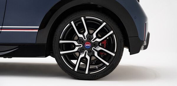 MINI 코리아가 창립 20주년을 맞아 한정 에디션 ‘MINI JCW 어센틱스’를 출시한다.