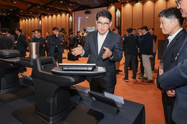 전시물을 살펴보는 양희원 사장. 사진=현대차그룹