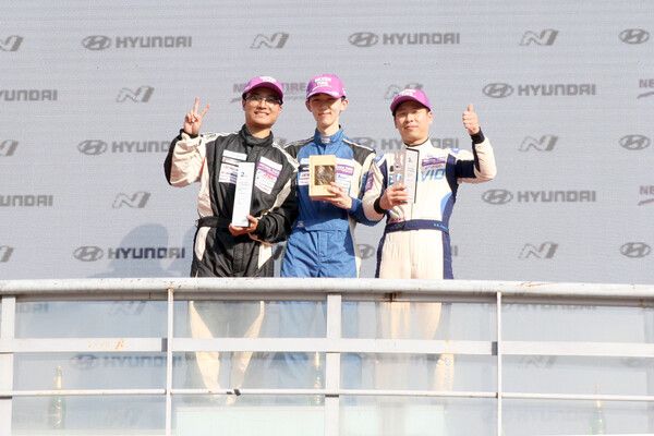 2025 현대 N 페스티벌 제4전 넥센 N2 클래스 마스터즈 시상식, 왼쪽부터 2위 박치형, 우승 권혁진, 3위 정상오. 사진=전현철 기자.