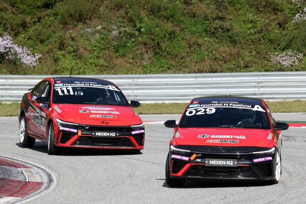 2025 현대 N 페스티벌 제4전 넥센 N2 클래스 마스터즈 결선에서 선두를 놓고 접전을 벌이는 권혁진(앞)과 박치형. 사진=전현철 기자.