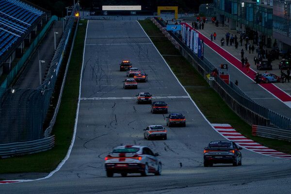 2025 현대 N 페스티벌 제4전 넥센 N2 챌린지 클래스에서 SC 의 인도로 첫번째 랩을 소화하는 경주차들. 사진=현대 N 페스티벌.