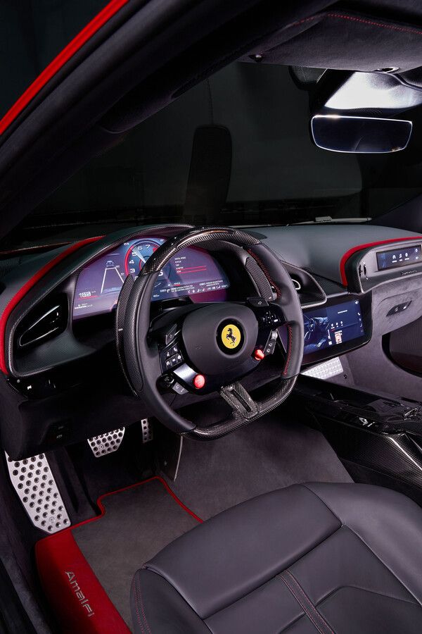 페라리가 새로운 프런트 미드 V8 2+ 쿠페, ‘페라리 아말피’를 국내 공식 공개했다.