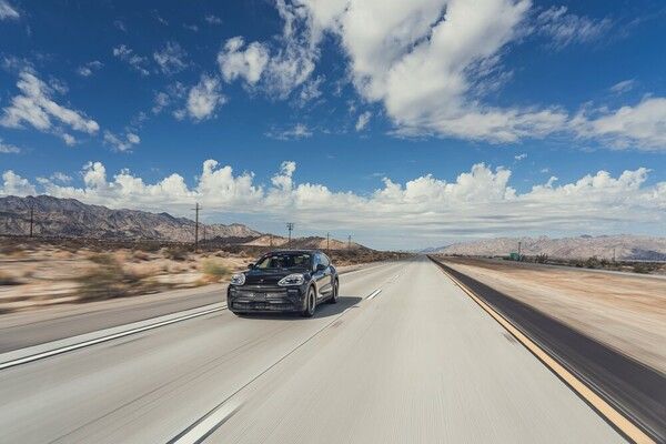 포르쉐가 올해 말 공개 예정인 ‘카이엔 일렉트릭’을 통해 전동화 SUV의 새로운 기준을 제시한다.