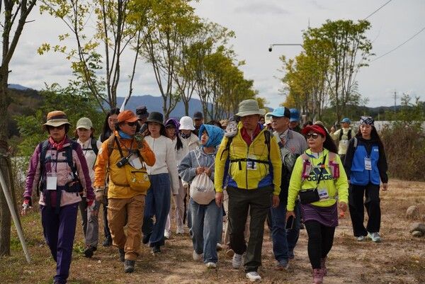 DMZ 평화의 길 걷기로드 참가자들. 사진=한국관광공사