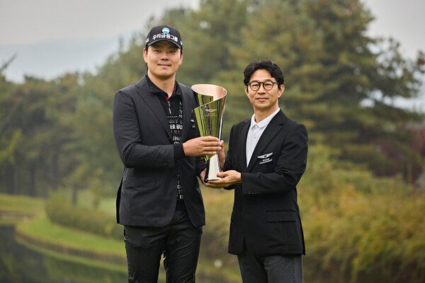 2025 제네시스 챔피언십 우승자 이정환 선수와 제네시스사업본부장 송민규 부사장(왼쪽).