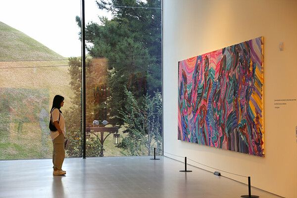 고분은 배경이자 또 다른 작품감상 포인트다. 사진=한국관광공사