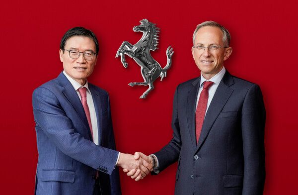 한국을 방문한 페라리 CEO 베네데토 비냐(우)와 김광철 FMK 대표이사가 기념 촬영을 하고 있다.