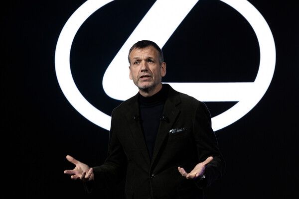 2025 일본 모빌리티쇼에서 발표하는 사이먼 험프리스 렉서스 최고 브랜드 책임자. 사진=토요타.