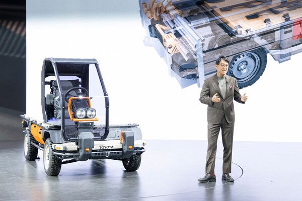 2025 일본 모빌리티쇼에서 IMV 오리진을 소개하는 사토 코지 토요타 사장. 사진=토요타.