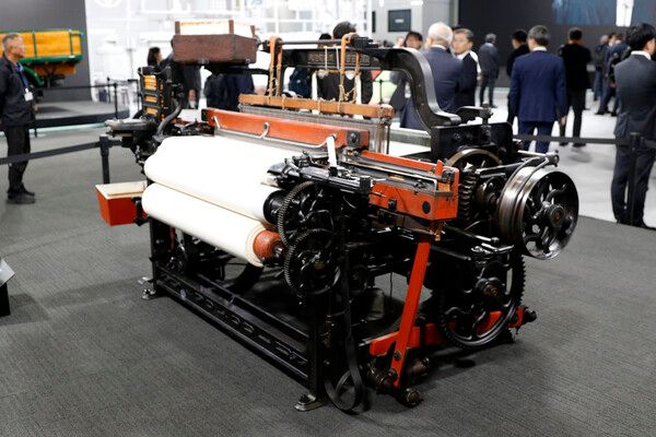 2025 일본 모빌리티쇼에 전시된 토요타 G형 자동직조기. 사진=전현철 기자.