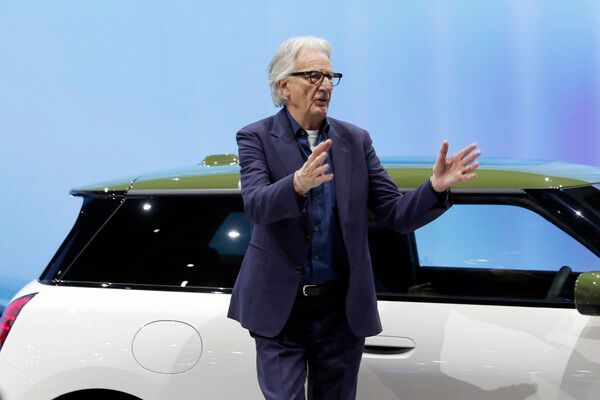 2025 일본 모빌리티쇼에서 자신의 미니 폴 스미스 에디션을 설명하고 있는 디자이너 폴 스미스. 사진=전현철 기자.