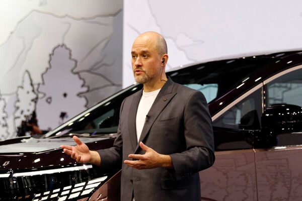 2025 일본 모빌리티쇼에서 엘그란드를 소개하고 있는 이반 에스피노사 닛산 CEO. 사진=전현철 기자.