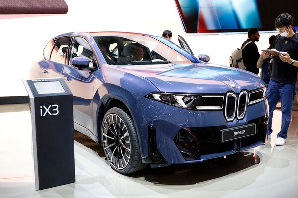 2025 일본 모빌리티쇼에 전시된 BMW 뉴 IX3. 사진=전현철 기자.