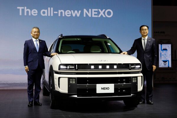 2025 일본 모빌리티쇼에서 디 올 뉴 넥소와 함께한 현대모빌리티 재팬(현대차 일본법인) 시메기 토시유키 대표와 현대자동차 정유석 부사장(왼쪽부터). 사진=전현철 기자.