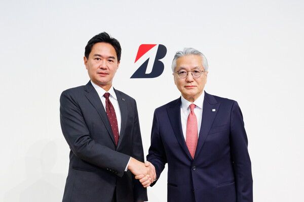 브리지스톤 신임 글로벌&nbsp;CEO&nbsp;모리타 야스히로(왼쪽)와 이시바시 슈이치.