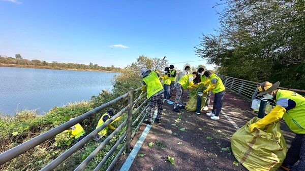 KG 모빌리티(KGM) 사내 임직원 봉사단 ‘네바퀴동행’이 환경정화 봉사 활동을 펼쳤다.