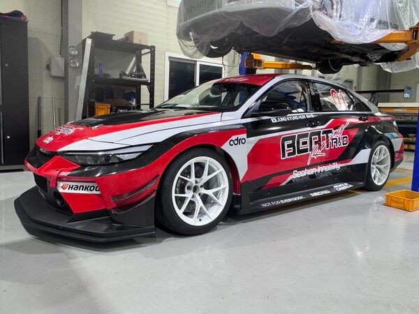 비트알앤디가 새로 제작한 현대 아반떼 N 경주차. 정경훈의 이름과 엔트리인 “01”이 붙어있다.