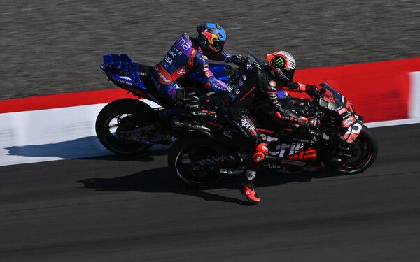 마르코 베제치(앞)와 미구엘 올리베이라가 경합을 펼치고 있다. 사진=motogp.com