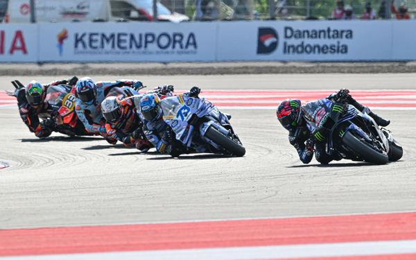 2025 모토GP 제18전 인도네시아 GP에서 페르민 알데게르(앞)가 데뷔 시즌 첫 승을 거뒀다. 사진=motogp.com