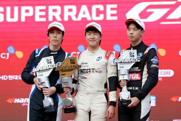 2025 오네 슈퍼레이스 제7전 GTA 시상식, 왼쪽부터 2위 한재희, 우승 정원형, 3위 김시우. 사진=전현철 기자.