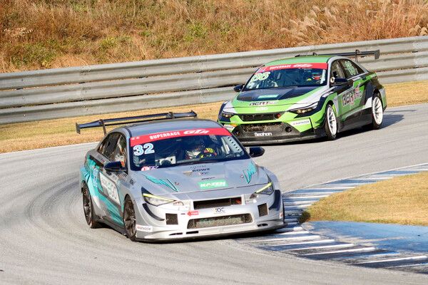 2025 오네 슈퍼레이스 제7전 GTA에서 접전을 벌이는 한재희(앞)과 정원형. 사진=전현철 기자.