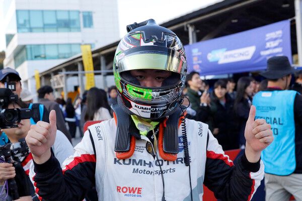 ‘2025 오네 슈퍼레이스 제8전 토요타 가주 레이싱 6000 클래스에서 챔피언에 등극한 이창욱. 사진=전현철 기자.