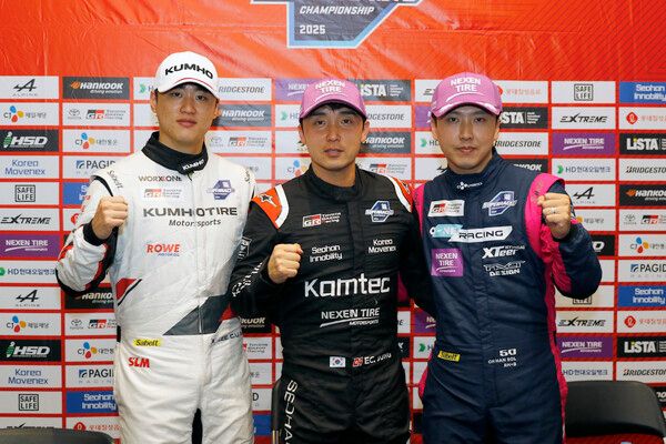 2025 오네 슈퍼레이스 제8전 토요타 가주 레이싱 6000 클래스 입상자 기자회견 뒤 기념촬영. 정의철(가운데)이 우승했고, 이창욱(왼쪽)과 오한솔이 각각 2, 3위를 했다. 사진=전현철 기자.