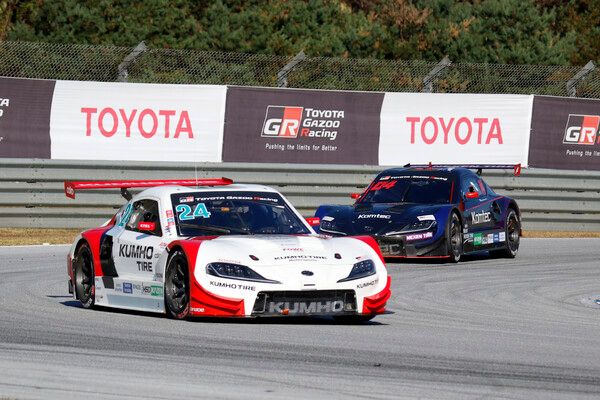 ‘2025 오네 슈퍼레이스 제8전 토요타 가주 레이싱 6000 클래스에서 접전을 벌이는 이창욱(앞)과 노동기. 사진=전현철 기자.