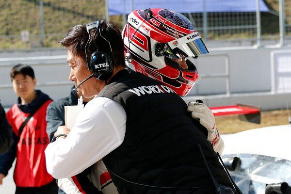 2025 오네 슈퍼레이스 제8전 토요타 가주레이싱 6000 클래스 예선에서 코스레코드를 기록하고 신영학 금호 SLM팀 감독으로부터 축하를 받는 노동기. 사진=전현철 기자.