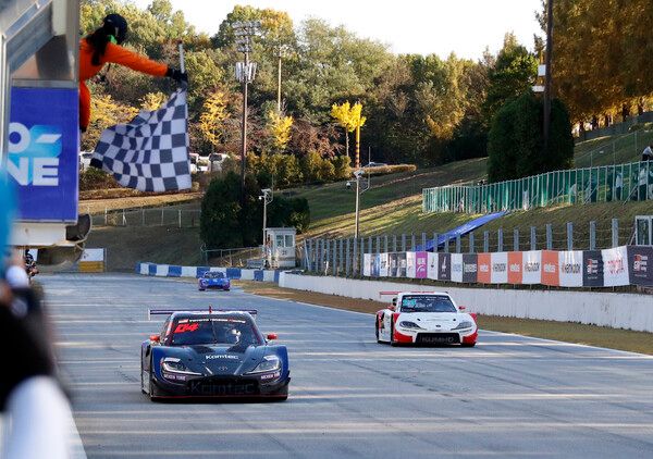 ‘2025 오네 슈퍼레이스 제8전 토요타 가주 레이싱 6000 클래스에서 가장 먼저 체커기를 받는 정의철(왼쪽). 사진=전현철 기자.