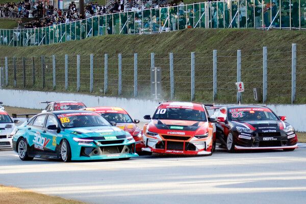 2025 오네 슈퍼레이스 제7전 GTA 결선 스타트에서 사고가 나는 문세은, 이동호, 정경훈(왼쪽부터) 사진=전현철 기자.