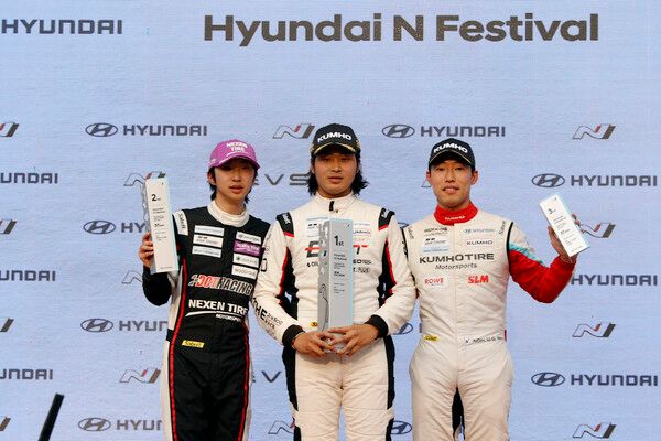 2025 현대 N 페스티벌 최종전 그란 투리스모 eN1 클래스 시상식. 김진수(가운데)가 우승했고, 김규민과 노동기가 각각 2, 3위를 했다. 사진=전현철 기자.