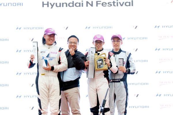 2025 현대 N 페스티벌 최종전 넥센&nbsp;N2&nbsp;챌린지 클래스 시상식, 왼쪽부터 2위 신사용, 현대자동차 박준우 상무, 우승 황용섭, 3위 양영하.