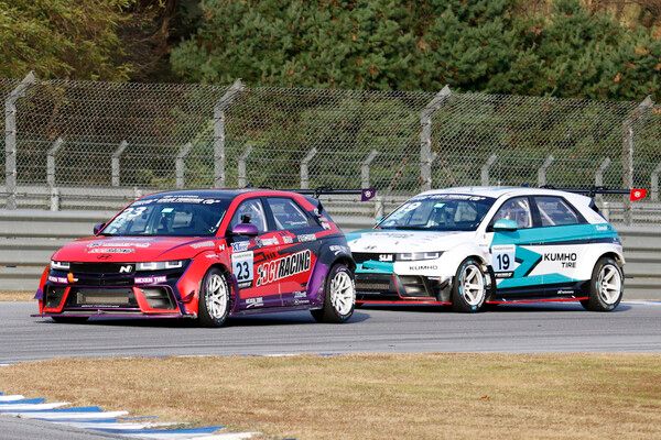 2025 현대 N 페스티벌 최종전 그란 투리스모 eN1 클래스에서 선두를 다투는 김규민(앞)과 노동기. 사진=전현철 기자.