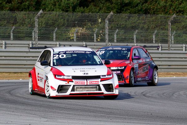 2025 현대 N 페스티벌 최종전 그란 투리스모 eN1 클래스 결선 마지막 랩에서 김영찬을 제치고 3위로 올라온 김진수. 사진=전현철 기자.