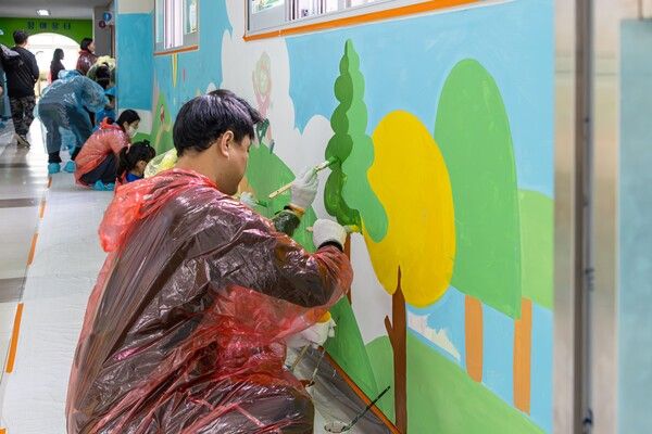 한국앤컴퍼니그룹(회장 조현범)이 ‘가족과 함께하는 벽화 그리기’ 봉사활동을 진행했다.