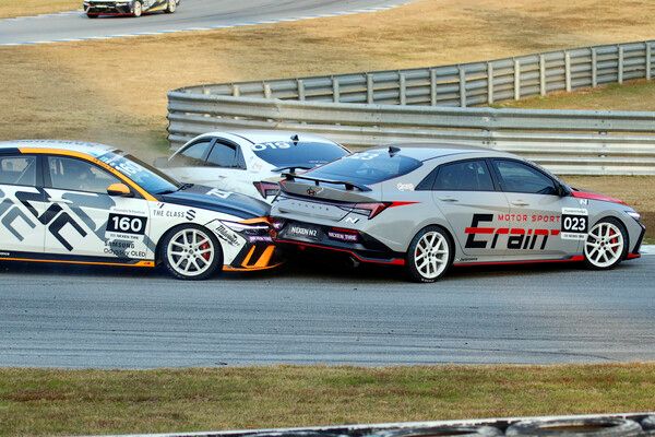 2025 현대 N 페스티벌 최종전 넥센&nbsp;N2&nbsp;챌린지 클래스 결선에서 추돌하는 성정한과 손동욱, 윤성로(오른쪽부터). 사진=전현철 기자.