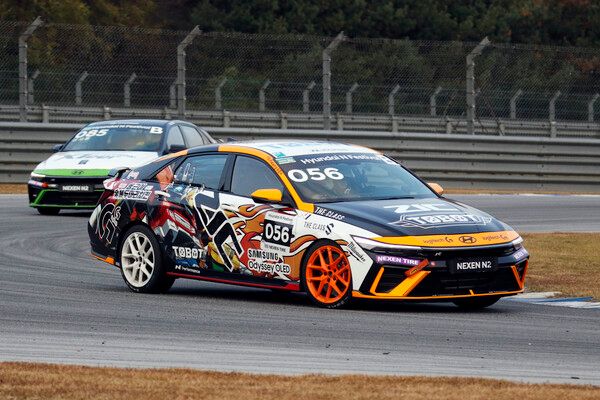 2025 현대 N 페스티벌 최종전 넥센&nbsp;N2&nbsp;챌린지 클래스에서 선두로 달리는 황용섭(앞)과 그 뒤를 따르는 신사용. 사진=전현철 기자.