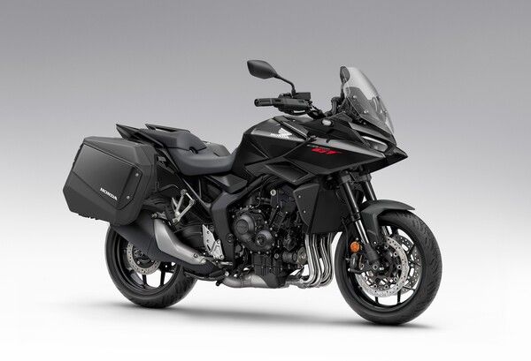 혼다가 ‘밀라노 모터사이클 쇼 2025’에서 ‘CB1000GT’를 세계 최초로 공개했다.