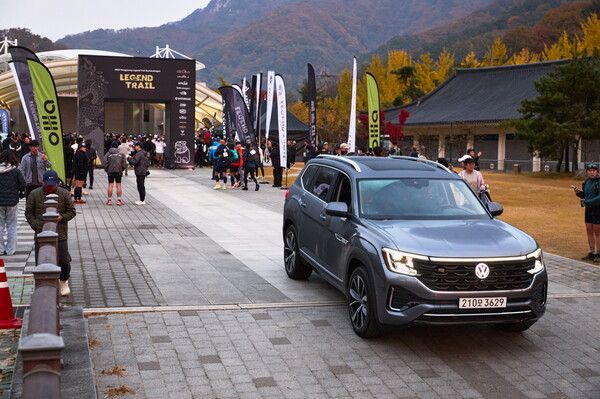 폭스바겐코리아가 ‘2025 문경 레전드 트레일’ 러닝 대회에 대형 SUV ‘아틀라스’를 전시하고 행사 운영 차로 지원했다.