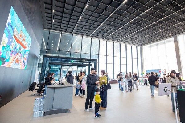 한국앤컴퍼니그룹 임직원과 가족이 9일 한국테크노링에서 열린 ‘드라이빙 데이’에 참여하는 모습.