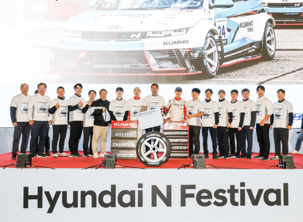 금호SLM과 금호타이어가&nbsp;2025 현대N페스티벌 eN1 클래스의 ‘드라이버, 팀, 타이어 제조사’ 등 3관왕을 달성했다.