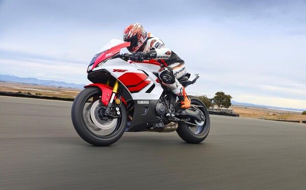 야마하가 밀라노 모터사이클 쇼 2025에서 ‘R7 2026’을 세계 최초로 공개했다.