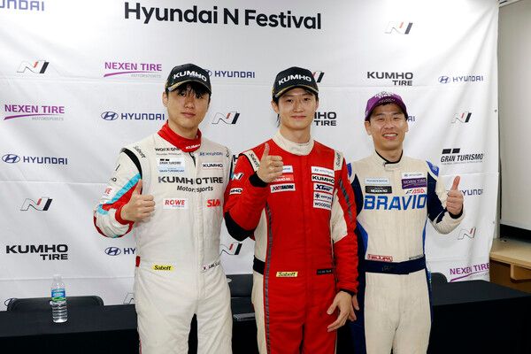 2025 현대 N 페스티벌 클래스 챔피언 기자회견 뒤 기념촬영. 왼쪽부터 eN1 클래스 챔피언 이창욱, 금호 N1 클래스 챔피언 김영찬, 넥센 N2 마스터즈 클래스 챔피언 정상오. 사진=전현철 기자.