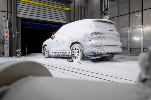 메르세데스-벤츠가 한겨울의 눈보라 속에서도 ‘집에 온 듯한 편안함’을 제공하는 새로운 콤팩트 SUV, 신형 GLB의 성능 검증을 마쳤다.