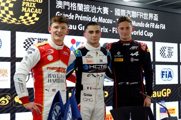 2025 마카오 그랑프리 포뮬러 리저널 월드컵 2차 예선 1~3위 기념촬영. 왼쪽부터 2위 프레디 슬레이터, 1위 테오필 나엘, 3위 에반 길테어. 사진=전현철 기자.