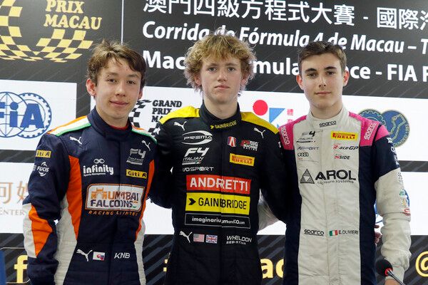 제72회 마카오 그랑프리 FIA F4 월드컵 예선 1~3위 기념촬영, 왼쪽부터 나카무라 베르타 킨, 세바스티앙 웰렌, 엠마뉴엘 올리비에리. 사진=전현철 기자.